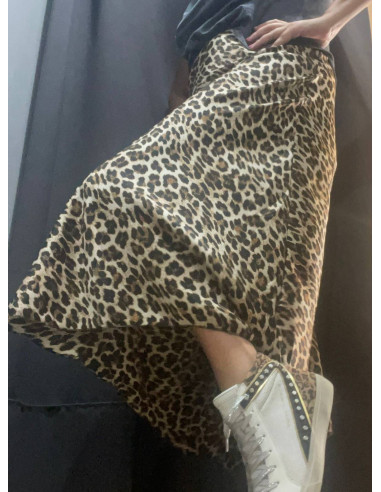 Falda larga de raso con estampado de leopardo de la marca Twenty. ¡Compra ahora y luce a la moda en esta temporada!