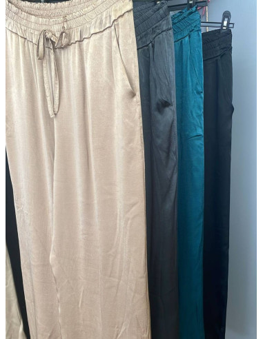 Pantalón básico de raso Twenty, ideal para mujeres con estilo versátil. ¡Compra ahora y añádelo a tu colección de moda!