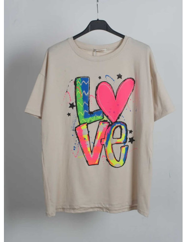 La Camiseta Love Neón es una prenda de talla única con una estampa tipo pintado que destaca la palabra "Love"