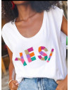 Camiseta Yes: una prenda casual con detalles de bisutería