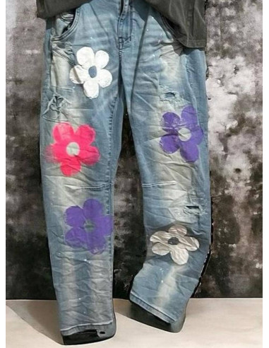 Pantalón modelo Flor jeans de Twenty con flores pintadas a mano. Ideal para la temporada de primavera.